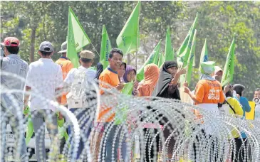  ?? CHANAT KATANYU ?? Over 100 villagers are barred from attending the public hearing on the coal-fired power plant in Thepa, Songkhla in July.