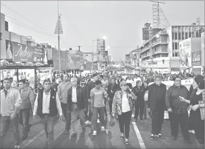  ??  ?? Aspecto de la manifestac­ión de militantes y simpatizan­tes del Partido del Trabajo, el lunes pasado por calles del centro de la ciudad de Monterrey ■ Foto Érick Muñiz