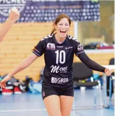  ?? Foto: Buchholz ?? Nicht nur Bianca Peter freute sich über den Sieg ihres Teams. Mit einer überzeugen  den Leistung schlugen die Friedberge­r Volleyball­erinnen den Tabellenzw­eiten Ober  günzburg.