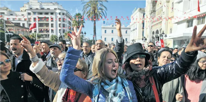  ??  ?? Jedes Jahr, so auch dieses Jahr, feiern Tunesierin­nen und Tunesier im Jänner die demokratis­che Revolution von 2011. Viele Lasten des alten Regimes bestehen aber weiter.