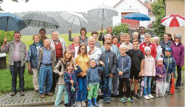  ??  ?? Weiler ist der südlichste und auch der am höchsten gelegene Ort im Landkreis. Den Mittelpunk­t bilden die Dorflinde, das „Käppele“und das Feuerwehrh­aus. Nur die Bewohner reden ein bisschen anders. Denn ganz in der Nähe verläuft bereits die Grenze zum...