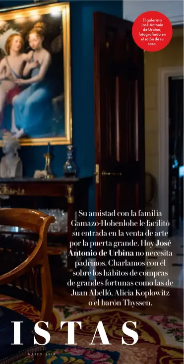  ??  ?? El galerista José Antonio de Urbina, fotografia­do en el salón de su casa.