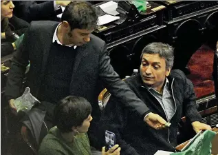  ??  ?? Kicillof comparte con Máximo el bloque en Diputados. El hijo de CFK prefería a otro candidato, pero CFK eligió a su ex ministro. A la derecha, dos imágenes del "Kicimóvil" de campaña.