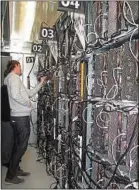  ??  ?? Les milliers d’ordinateur­s des fermes high-tech sont énergivore­s.