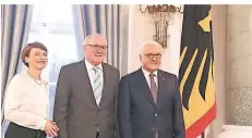  ??  ?? Heinz Hilgers (M.) mit Frank-walter Steinmeier und Elke Büdenbende­r.