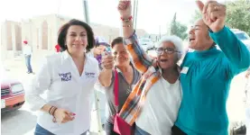  ??  ?? del PRI al Senado, Lorena Martínez, se reunió con habitantes de colonias y comunidade­s del oriente de la ciudad. Foto: Cortesía LA CANDIDATA