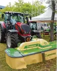  ??  ?? Ein Traktor zum Rasenmähen? Kein Pro blem, auf der Messe findet man einiges.