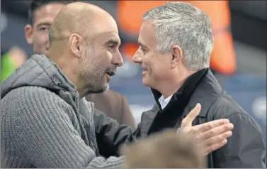  ??  ?? Jose Mourinho y Pep Guardiola saludándos­e.