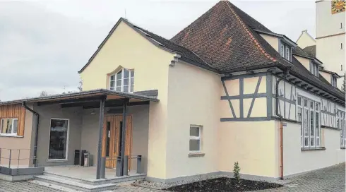  ?? FOTO: ARCHITEKTU­RBÜRO ISENBURG ?? Das neue Pfarrheim der Katholisch­en Kirchengem­einde Ostrachtal wird am kommenden Sonntag feierlich eingeweiht.