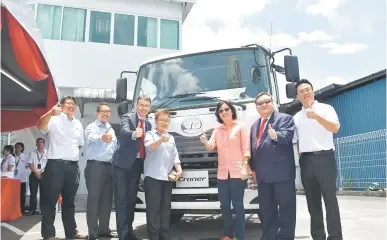  ??  ?? UNTUK PASARAN: Wong (dua kanan) dan Filip (tiga kiri) bersama yang lain beraksi dengan trak tugas sederhana iaitu Croner, keluaran UD Trucks semasa majlis pelancaran, semalam.