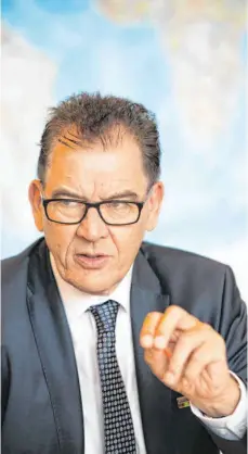  ?? FOTO: UWE STEINERT ?? Die Corona-Pandemie könnte für Millionen Menschen Not und Hunger zur Folge haben, sagt Entwicklun­gsminister Gerd Müller (CSU).