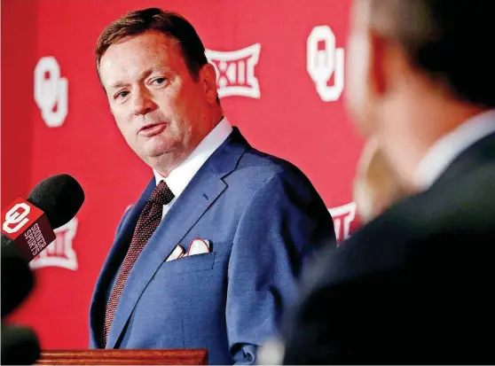  ?? [PHOTO BY STEVE SISNEY, THE OKLAHOMAN] ?? Bob Stoops announced on Wednesday that he is retiring after 18 seasons as the head football coach at Oklahoma.