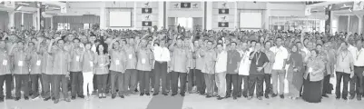  ??  ?? ABANG Johari bersama Tiong (depan, tengah), menteri-menteri mewakili parti komponen PBB, PRS, SUPP serta ahli Majlis Tertinggi PDP penuh bersemanga­t di Bintulu pada Sabtu.
