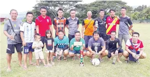  ??  ?? PASUKAN Rapak FC bergambar bersama piala yang dimenangi.