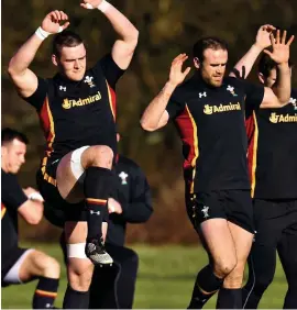  ?? GETTY IMAGES ?? Big hitters: Lydiate (left) and Roberts train yesterday