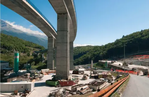  ?? © Leïla Shahshahan­i ?? La surveillan­ce du chantier de la Maddalena par les forces de l’ordre coûte environ 10 M par an à l’État italien, depuis son installati­on en juin 2011.