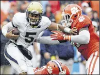  ?? TYLER SMITH / GETTY IMAGES ?? Clemson’s Shaq Lawson (right) sacks Justin Thomas during Saturday’s game at Memorial Stadium.