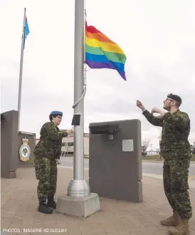  ?? PHOTOS : IMAGERIE M2 DUGUAY ?? Le drapeau de la fierté a flotté pour la première fois au mât de la BFC Bagotville le 15 mai dernier.