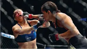  ??  ?? Al tappeto Ronda Rousey durante un momento dell’incontro a Las Vegas con l’avversaria brasiliana Amanda Nunes. La sconfitta è avvenuta in appena 48 secondi dall’inizio del primo round