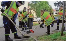  ?? FOTO: BECKER&BREDEL ?? Auch Mitglieder des Technische­n Hilfswerks machten mit beim Burbacher Kehrtag. Sie und die weiteren Teilnehmer hatten viel zu tun.