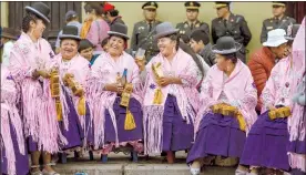  ??  ?? Integrante­s del grupo Cholitas de Oro en las celebracio­nes a la Virgen de la Candelaria, en Puno, Perú ■ Foto Ap