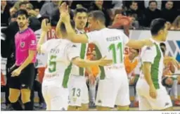  ?? JUAN AYALA ?? Los jugadores del Córdoba Futsal celebran un gol en Vista Alegre.