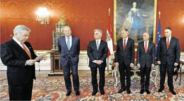  ?? BILD: SN/APA/HERBERT PFARRHOFER ?? Hans Peter Doskozil, Gerald Klug und Alois Stöger (von rechts nach links) wurden am Dienstag vom Bundespräs­identen angelobt.