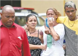 ??  ?? Mãe de Jonathan Ferreira foi ao IML reconhecer corpo de filho