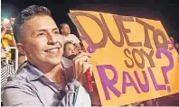  ?? ?? EL JOVEN Raúl Macías le pide un dueto a su ídola