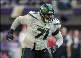  ?? STACY BENGS — THE ASSOCIATED PRESS FILE ?? New York Jets offensive tackle Duane Brown (71) in action against the Minnesota Vikings during the second half of an NFL football game Sunday, Dec. 4, 2022 in Minneapoli­s. The New York Jets announced offensive tackle Duane Brown is returning to practice Thursday, Nov. 1, 2023, activating the 21-day window for him to be activated from injured reserve.