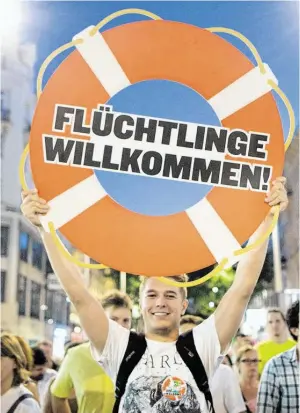  ?? BILD: SN/APA/EPA/GEORG HOCHMUTH ?? Typisch Österreich: Solidaritä­t am Beginn einer Fluchtwell­e zeigte ein Teilnehmer einer Kundgebung in Wien Ende August.