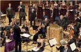  ??  ?? Strumenti e voci La Freiburger Barockorch­ester e il Coro Rias