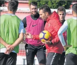  ??  ?? RESPONSABI­LIDAD. Rubén Baraja se dirige a sus jugadores.