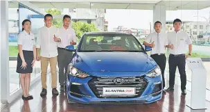  ??  ?? GAYA MASA KINI: Pengarah Urusan Rightpower Corporatio­n Sdn Bhd Philip Lau (dua kiri) serta kakitangan jualannya memberikan isyarat bagus pada model Elantra Sport di Sibu, semalam.