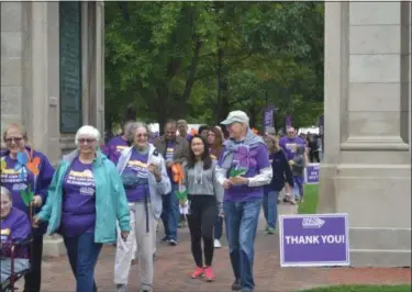  ?? KEITH REYNOLDS — THE MORNING JOURNAL ?? Participan­ts set off on their walk Sept. 22 as part of the annual Alzheimer’s Associatio­n Walk to End Alzheimer’s at Tappan Square in Oberlin.