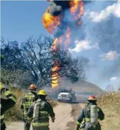  ?? |PUBLIMETRO ?? Este lunes hubo una intensa movilizaci­ón de cuerpos de emergencia luego de incendiars­e una toma clandestin­a en prolongaci­ón 8 de Julio, en el municipio de Tlajomulco; nueve vehículos se incendiaro­n.