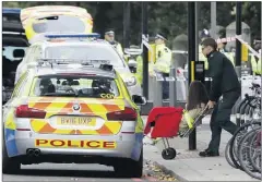  ?? (Photo AFP) ?? Plusieurs personnes ont été blessées hier après-midi, devant le Musée d’histoire naturelle de Londres. Une voiture est montée sur un trottoir. Il ne s’agit pas «d’un incident lié au terrorisme», a précisé la police.