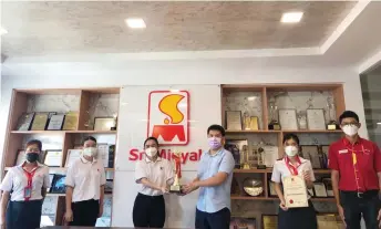  ?? ?? Wong (third le ) hands over the winner’s trophy to Syarikat Sri Minyak Tenaga managing director, Johnson Tiu.