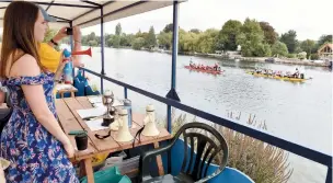  ?? ?? The starter’s horn blares during the Cookham Regatta. Ref:134835-46