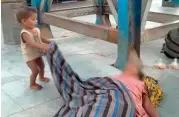  ??  ?? A video grab of a child pulling a blanket covering his dead mother at Muzaffarpu­r railway station in Bihar