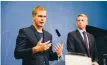  ?? FOTO: ALEXANDER LARSSON VIERTH/TT ?? Gustav Fridolin (MP) och Per Bolund (MP) presentera­r skolsatsni­ngen.