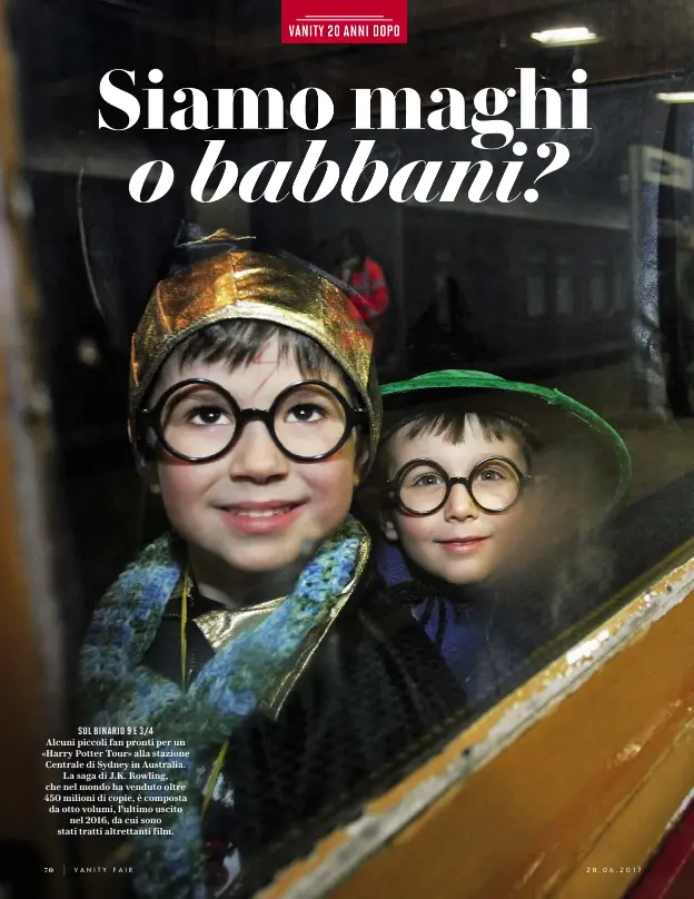  ??  ?? SUL BINARIO 9 E 3/4 Alcuni piccoli fan pronti per un «Harry Potter Tour» alla stazione Centrale di Sydney in Australia. La saga di J.K. Rowling, che nel mondo ha venduto oltre 450 milioni di copie, è composta da otto volumi, l’ultimo uscito nel 2016,...