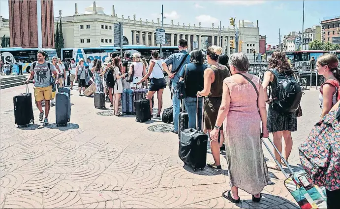  ?? MONTSE GIRALT ?? Golpe al turismo.
Las colas de visitantes en la plaza Espanya para tomar el Aerobús hacia El Prat fueron una constante ayer