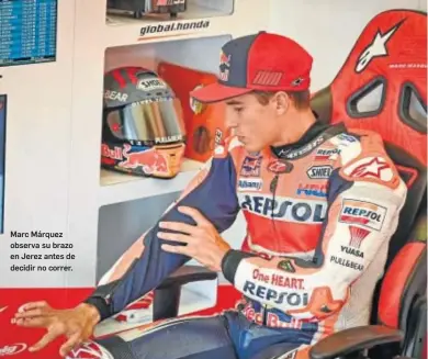  ??  ?? Marc Márquez observa su brazo en Jerez antes de decidir no correr.