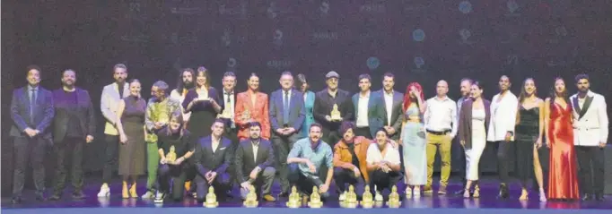  ?? ?? Foto de familia de los premiados tras la clausura del cuarto Festival de Cine Nacional de Berja celebrada el sábado en el Teatro Municipal ‘Miguel Salmerón’.
LA VOZ