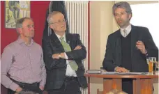  ?? SZ-FOTO: TANJA BOSCH ?? Grüne diskutiere­n Flüchtling­spolitik und sind sich nicht in allen Punkten einig (v. l.): Josef Weber, Elmar Braun und Boris Palmer.