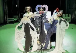  ?? (foto Luca Del Pia) ?? Interpreti Una scena di «Cenerentol­a Remix». Da sinistra: Alessandro Pizzuto, Giulia Sucapane e Giuseppe Benvegna