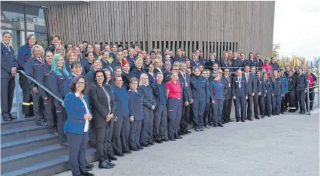  ?? FOTO: SCHÜTTE ?? Aus ganz Deutschlan­d sind Feuerwehrf­rauen zu ihrem 26. Bundeskong­ress nach Schwäbisch Gmünd und Lorch gekommen.