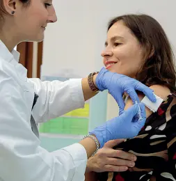  ??  ?? Prevenzion­e Parte dei vaccini antinfluen­zali sono ancora attesi in Trentino