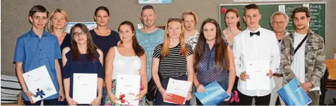  ?? Fotos: Claudia Deeney ?? Von der Schule wurden für ihre besonderen Leistungen geehrt: (von links) Robin Bühl, Isabel Graf, Sarah Matthews, Angelina Stöckel, Lindita Gashi, Luca Raab, Mehmet Da varci, und Fabian Schmid zwischen den stolzen Klassenleh­rern in der zweiten Reihe.